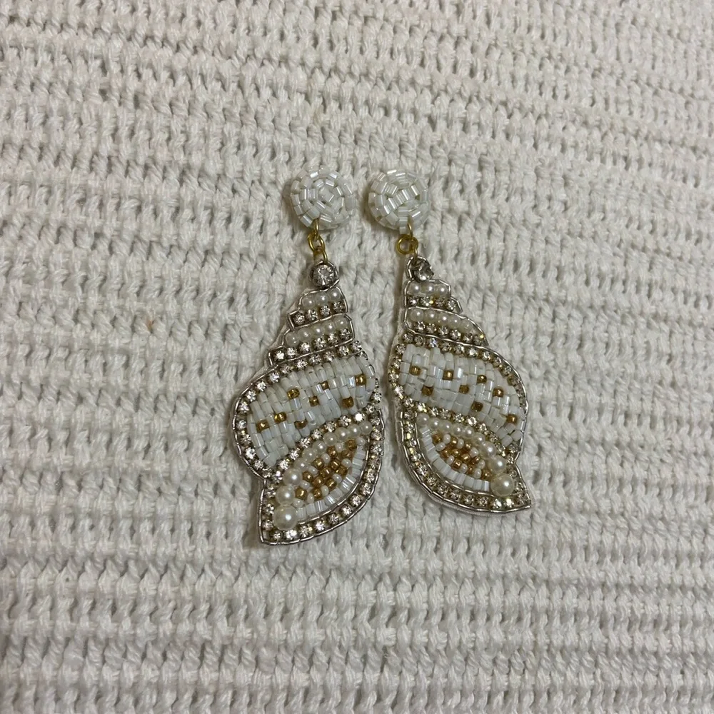 🐚White and gold beaded seashell earrings - Picture 3 of 4